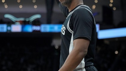 Stein：保罗拒绝了黄蜂 他倾向于靠近洛杉矶的队 对东部没兴趣